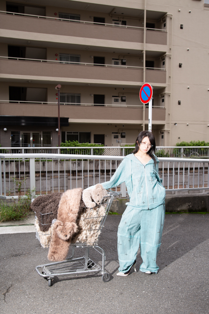 アイスブルーのスウェットセットアップのスタイリング写真8