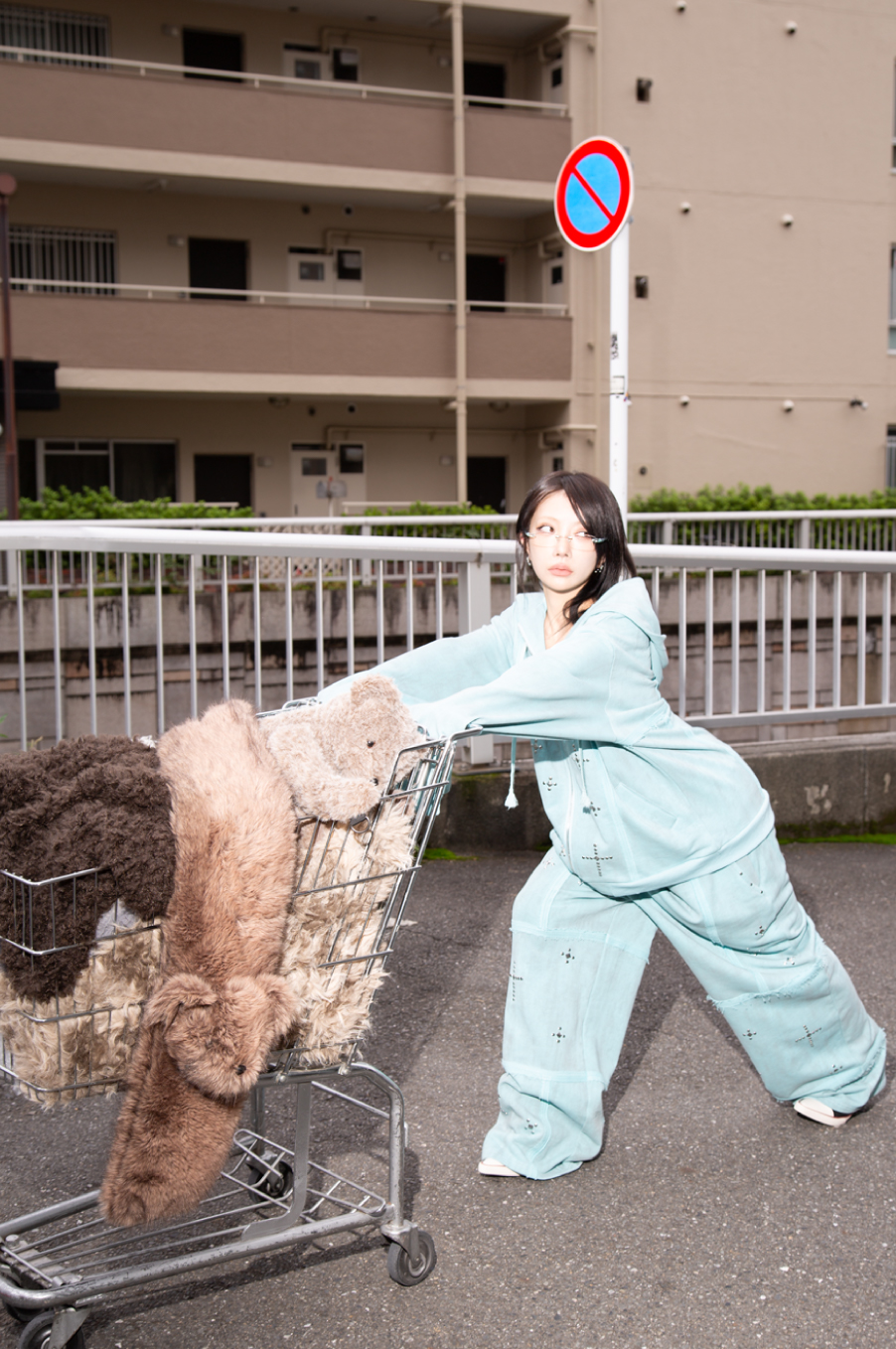 アイスブルーのスウェットセットアップのスタイリング写真9